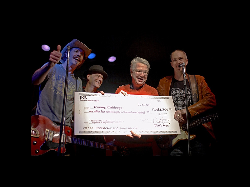 New York, February 5, 2008: After a prolonged battle with several major labels, Jochen Becker finally remained victorious in signing Northern Florida Blues / Roots Rockers SWAMP CABBAGE to his ZOHO ROOTS label. At the CD Release Party in New Yorkís Cutting Room, Jochen presented the trio with their sign-up bonus check.